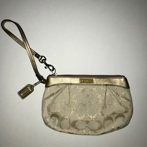 Coach Wristlet, comes with key chain!!
